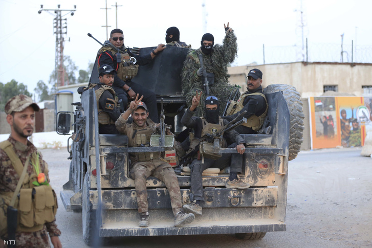 Az iraki biztonsági erõk tagjai az Iszlám Állam (IÁ) szunnita dzsihadista terrorszervezet kezén levõ nyugat-iraki Fallúdzsa körbekerítésekor a város határában