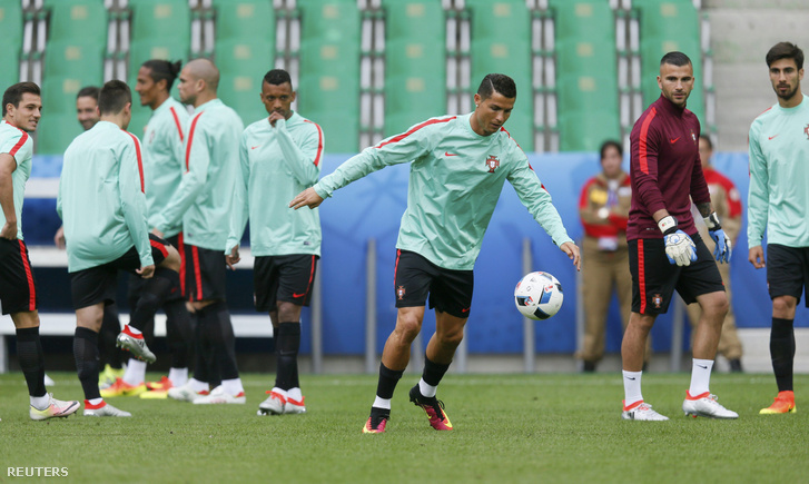A portugál csapat, középen C.Ronaldo