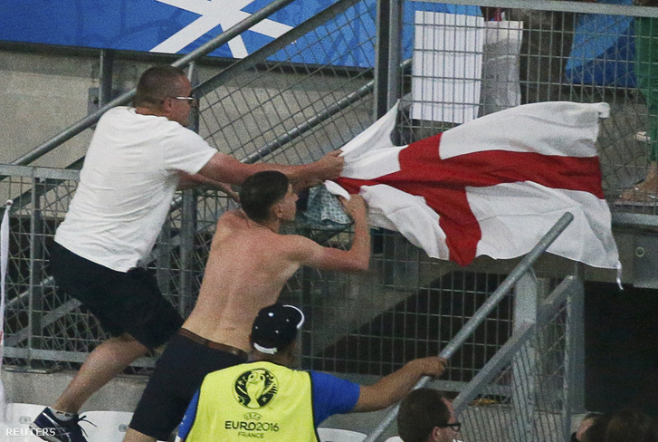 Orosz drukkerek egy, a nézőtérre kirakott angol zászlót tépnek le az angol-orosz mérkőzés végén