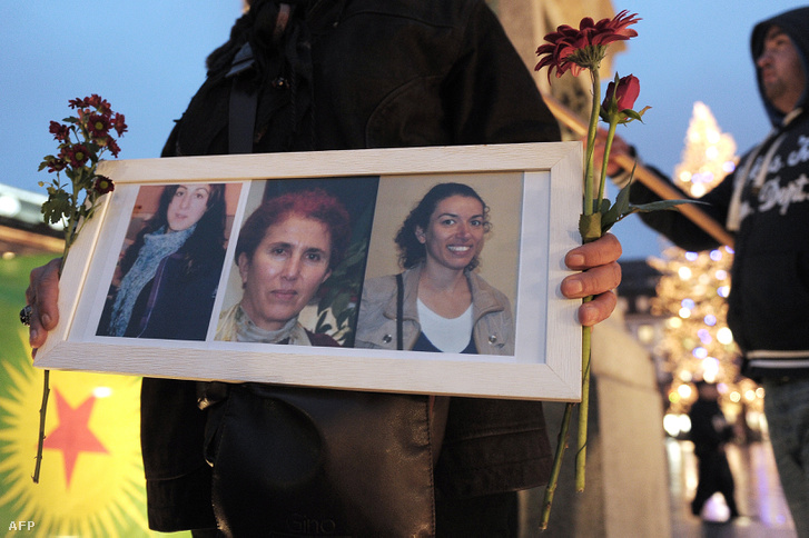 Sakine Cansiz, Fidan Dogan és Leyla Soylemez portréját tartja kezében egy kurd nő egy 2013. januári tüntetésen, Párizsban.