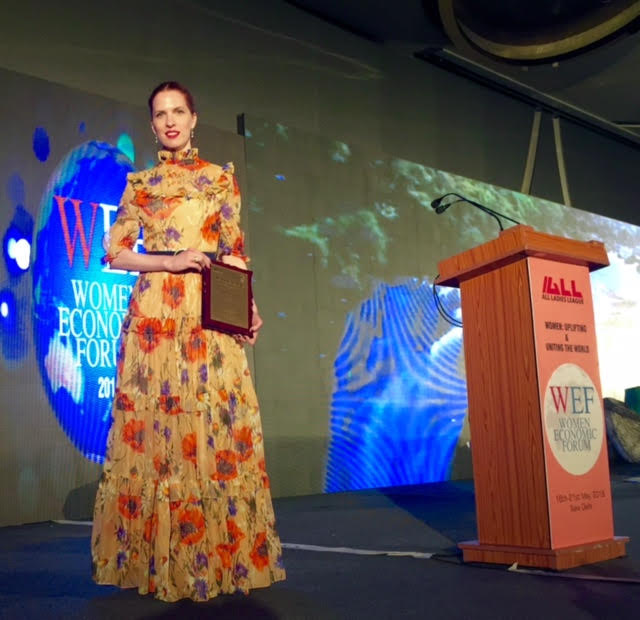 A Woman Economic Forum színpadán a díjjal
