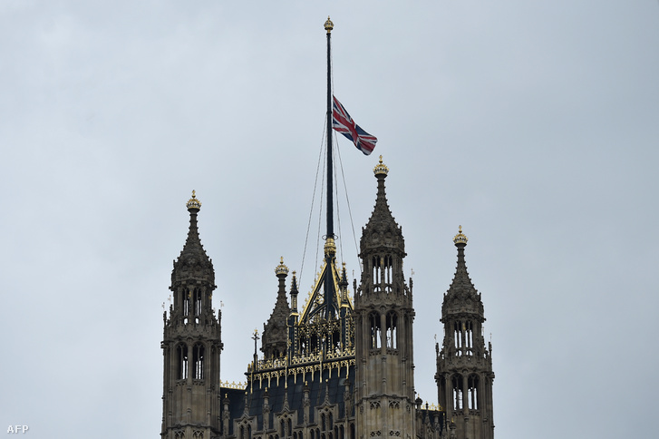 Félárbocra eresztették a zászlót a parlament tetején