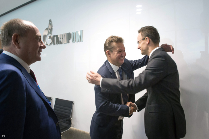 Szijjártó Péter külgazdasági és külügyminiszter üdvözli Alekszej Millert a Gazprom vezérigazgatójával tárgyalásuk előtt amelyre a XX. Nemzetközi Gazdasági Fórum keretében került sor Szentpéterváron 2016. június 17-én. Balról Vitalij Markelov a Gazprom igazgatótanácsának elnökhelyettese.