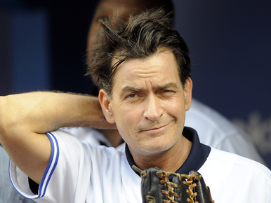 Charlie Sheen állítja, hogy csak kétszer nem húzott óvszert