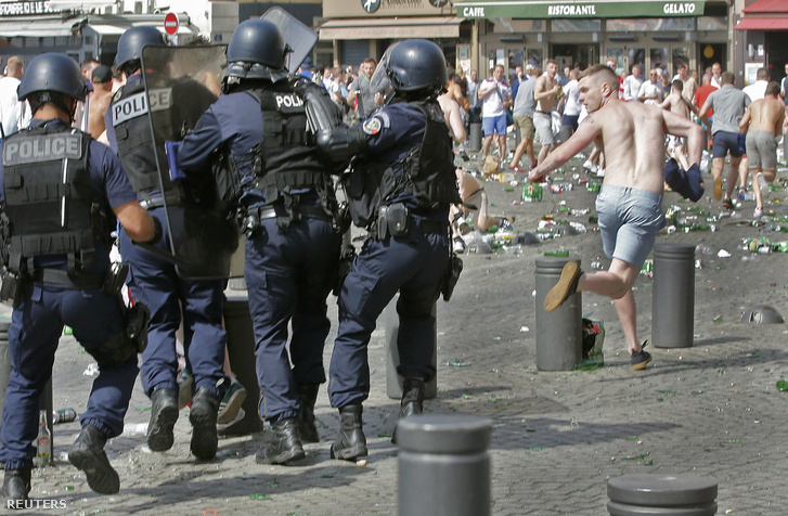 Szurkolók futnak a francia rendőrök elől