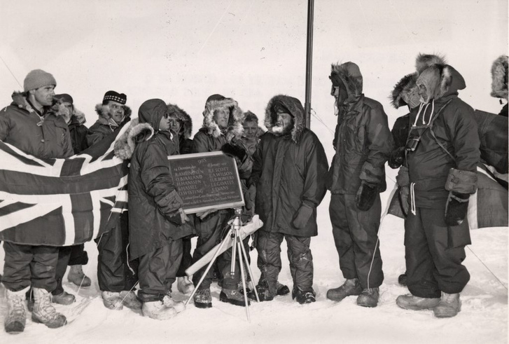 Nemzetközi kutatócsapat résztvevői a Antarktisz meghódításának ötvenedik évfordulóján felállított emléktábla avatásán.