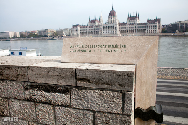Az Árvízi emlékjel a Parlamenttel szemben az I. kerületben fekszik. Ha kíváncsi további részletekre, kattintson a képre!