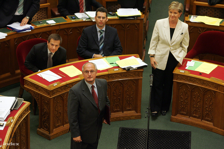 Baka András, a Legfelsőbb Bíróság újonnan megválasztott elnöke leteszi esküjét az Országgyűlés plenáris ülésén. Budapest, 2009.06.22.