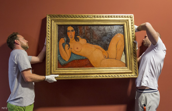 Az olasz Amedeo Modigliani Fekvõ akt kibontott hajjal címû festménye kicsomagolás után a Magyar Nemzeti Galériában