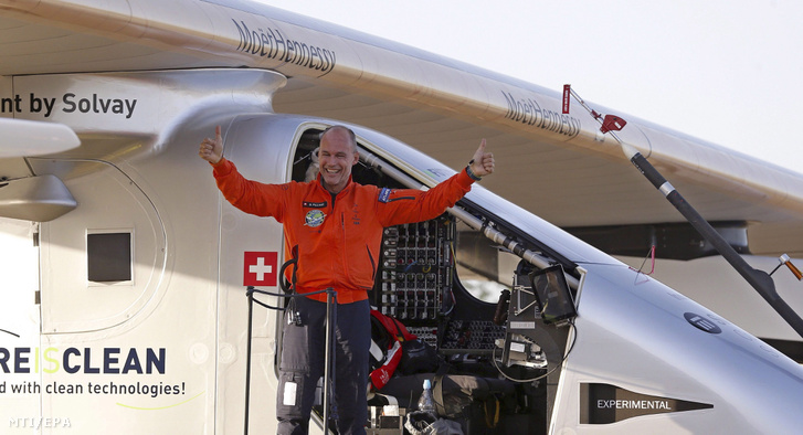 Bertrand Piccard svájci orvos-pilóta, a Solar Impulse társaság elnöke a sevillai San Pablo repülőtéren 2016. június 23-án