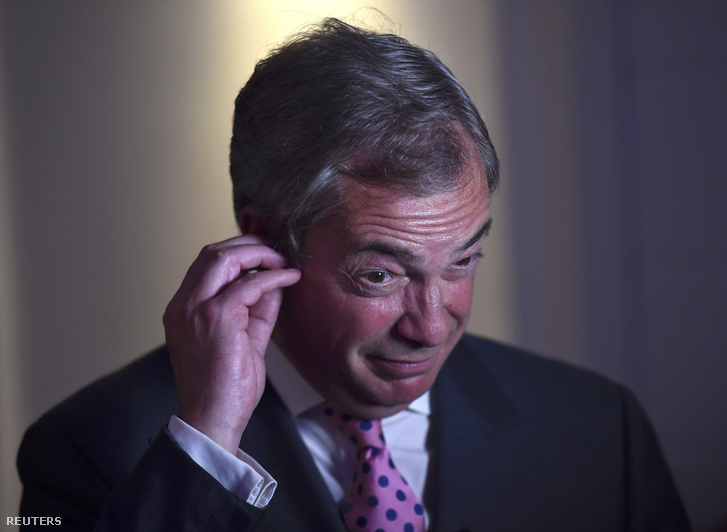 Nigerl Farage igazgatja a mikroportját, mielőtt interjút ad az uranzárás után.