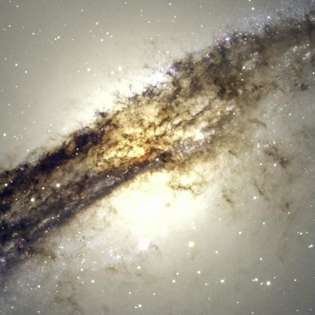 A Centaurus A elliptikus óriásgalaxis a látható tartományban. A felvétel az ESO 2,2 méteres MPG távcsövére szerelt WFI (Wide-Field Imager) kamerával készült. A látómező mérete 4x4 ívperc.