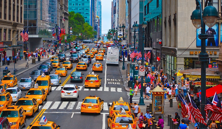Tipikus utcakép - egy sugárút Manhattanben