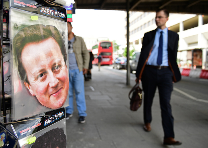 David Cameron-maszk egy utcai árusnál Londonban