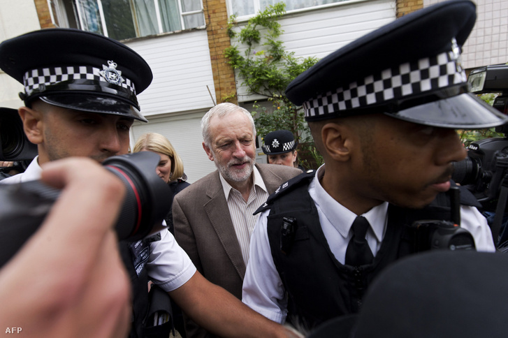 Jeremy Corbin rendőri biztosítás mellett hagyja el londoni otthonát, 2017. június 27-én