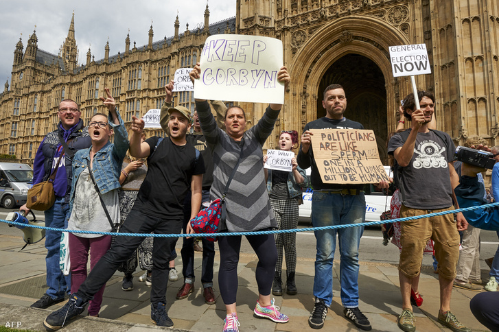 Tüntetők a brit parlament épülete előtt Londonban 2016. június 26-án.
