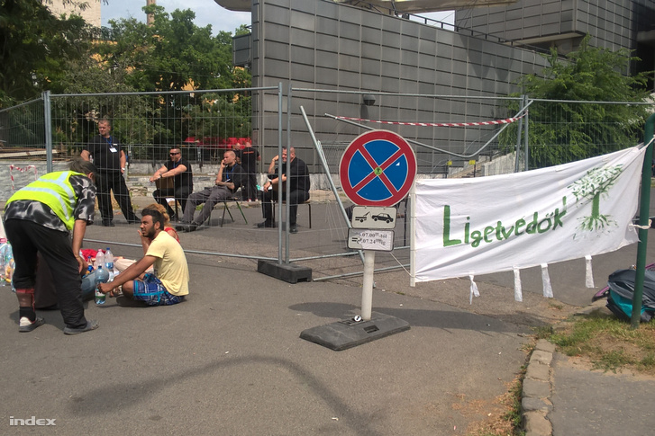 Ligetvédők a körbekordozott Közlekedési Múzeum épülete előtt, 2016. június 27-én.