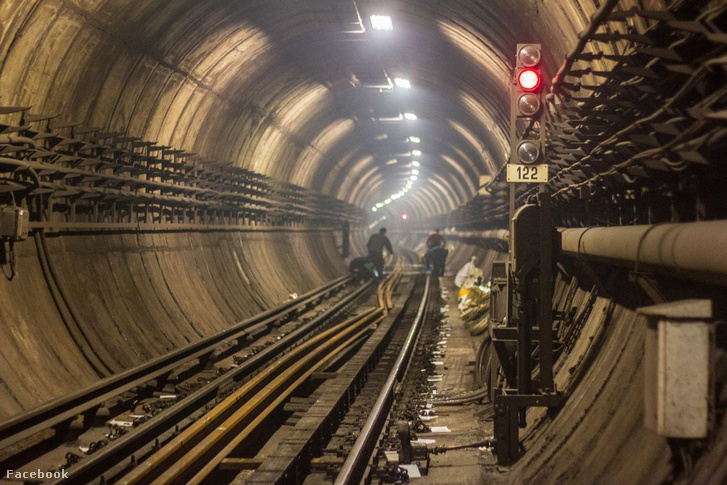 Szereplők dolgoznak a 3-as metró alagútjában