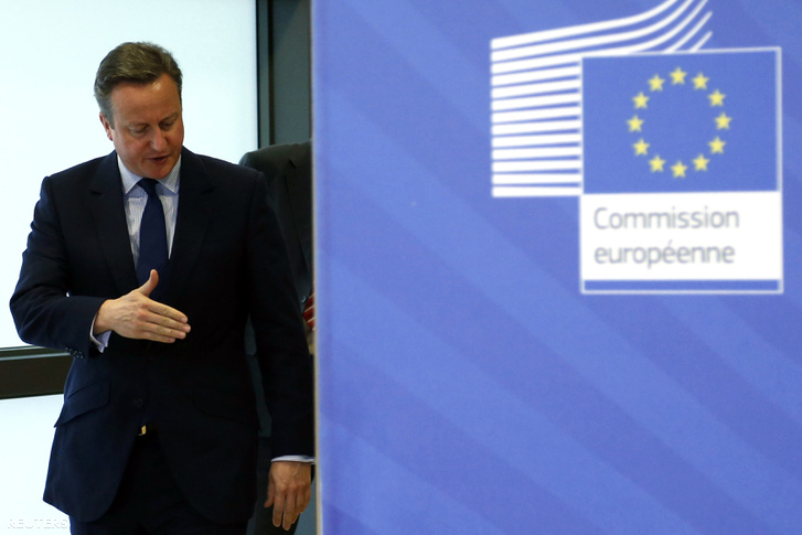 David Cameron érkezik nyilvános fotózásra a Jean Claude Junckerrel tartott sajtótájékoztatója előtt