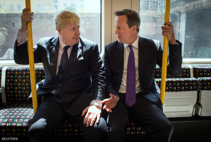 Boris Johnson és David Cameron a metrón egy londoni kampányfotózáson