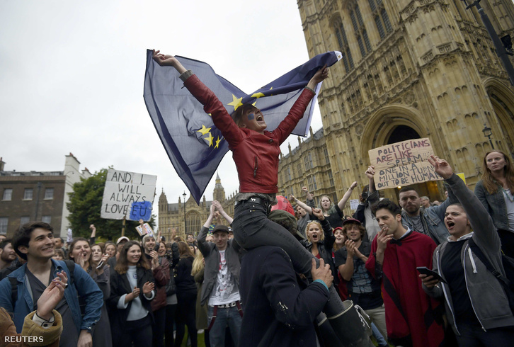 Brit fiatalok tüntetnek az EU-ból kilépés ellen Londonban