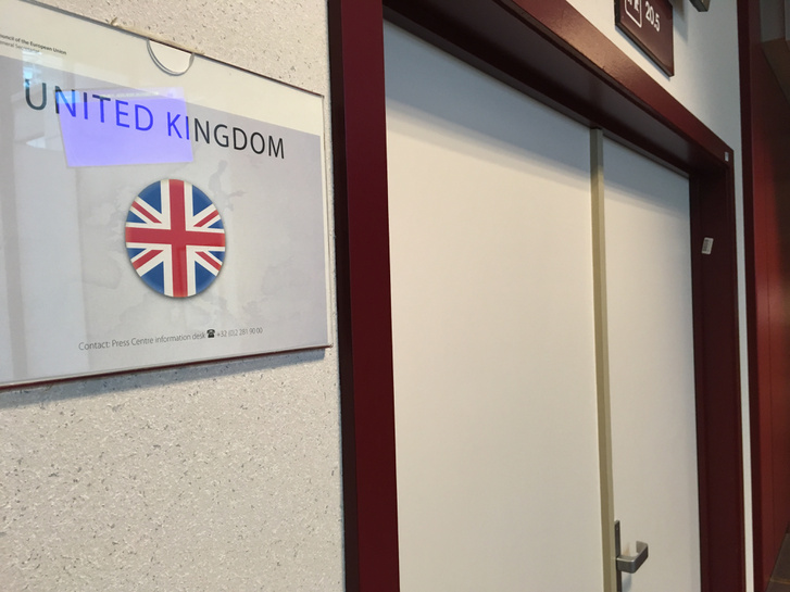 Zárva van a brit sajtószoba az EU Tanács brüsszeli épületében. Cameron már hazament.