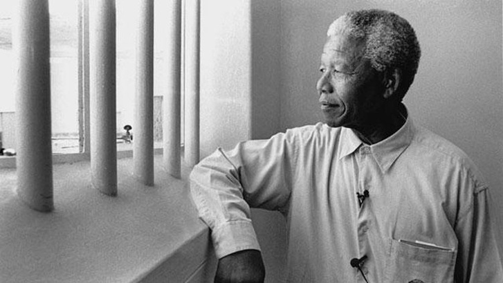 Mandela cellájában. A börtönévek alatt Mandela kultikus alak lett, a dél-afrikai politika megkerülhetetlen személyiségévé vált.