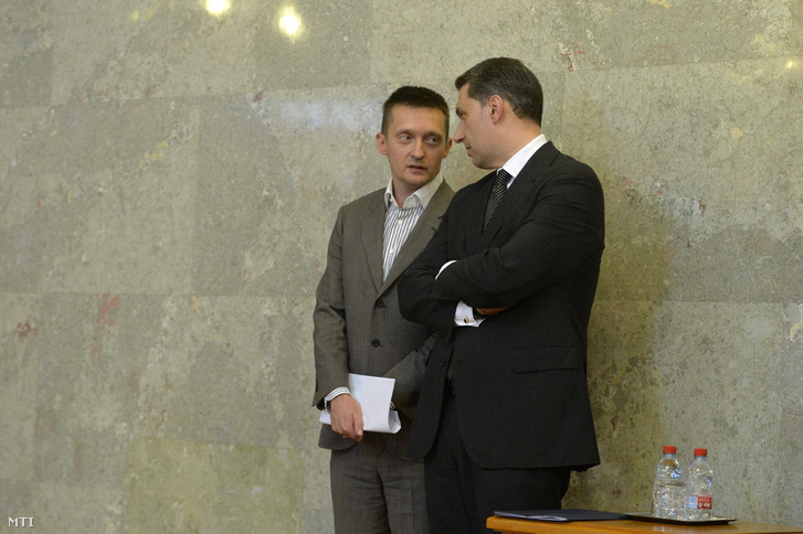 Rogán Antal és Lázár János azon a sajtótájékoztatón, ahol Orbán Viktor bejelentette, hogy a kormány népszavazást kezdeményez a kötelező betelepítési kvóta ellen