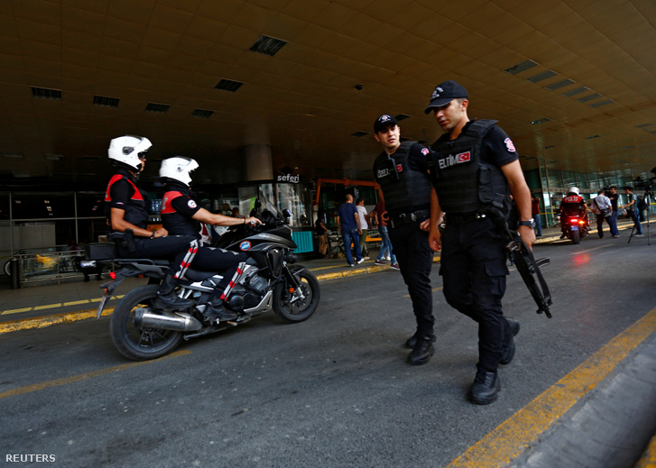 Rendőrök az Atatürk repülőtéren