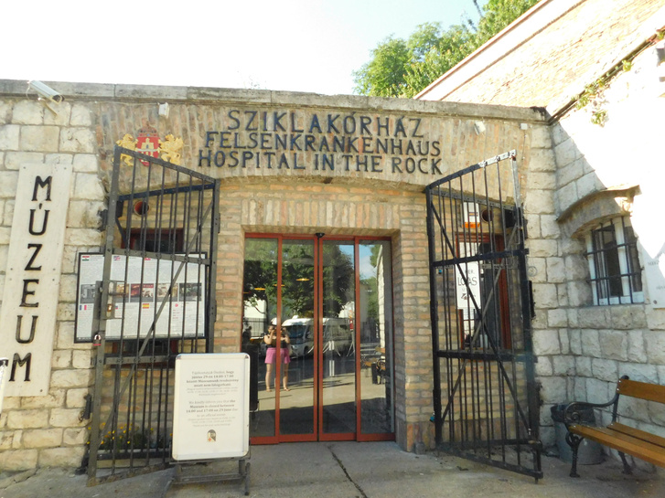 2 A Sziklakórház bejárata
