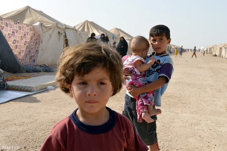 Falludzsából menekült gyerekek