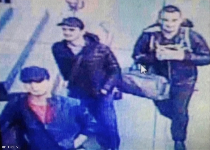 A reptéri kamera felvétele a három férfiről, akik feltételezhetően végrehajtották a robbantást Isztambulban.