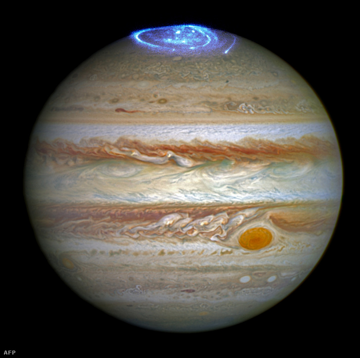 A NASA felvétele Jupiter légkörében látható sarki fényről. A csillagászok eddig a Hubble űrteleszkóp segítségével tudták tanulmányozni a Jupitert.