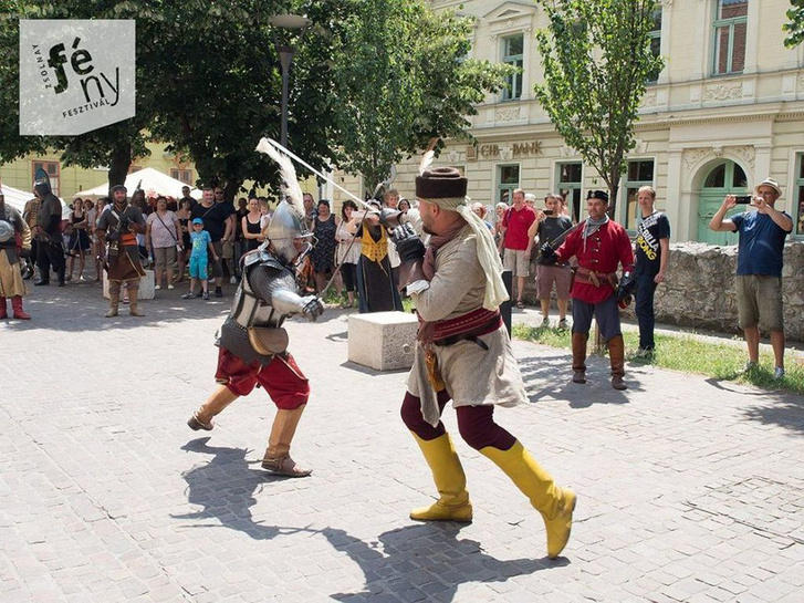 Történelmi bemutató