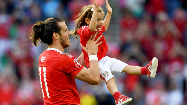 Gareth Bale és a kislánya a győzelem után