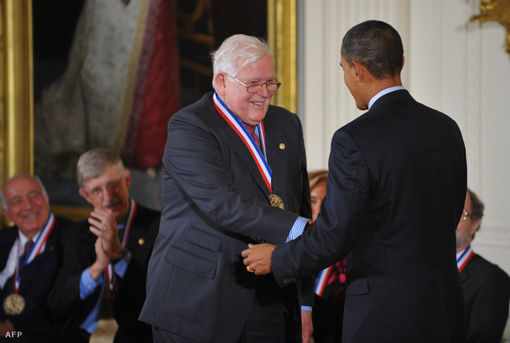 Tudományos díjat vesz át Obamától, 2008-ban