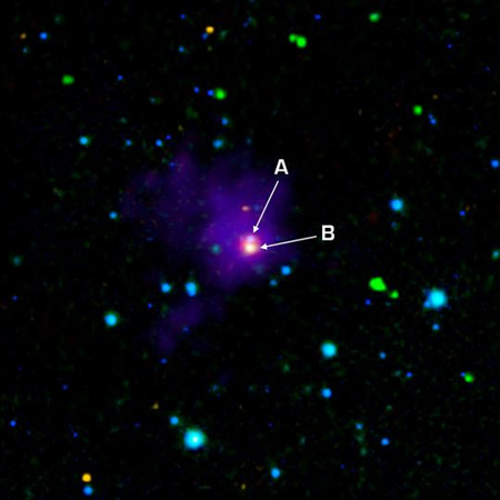 A fiatal barna törpe ikerpár három teleszkóp infravörös észlelései alapján összeállított képe. A színkódolás a következő. (kék): Calar Alto Obszervatórium - 1,3 és 2,2 mikron; (zöld): Spitzer - 4,5 mikron; (sárga): Spitzer - 8.0 mikron; (vörös): Spitzer - 24 mikron; (bíbor): Caltech Submillimeter Observatory - 350 mikron.