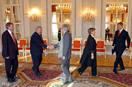 Sólyom László köszönt Lomnici Zoltánt 2007-ben a Sándor-palotában