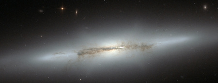 Az NGC 4710 galaxis a Bereniké Haja csillagképben (forrás: NASA)