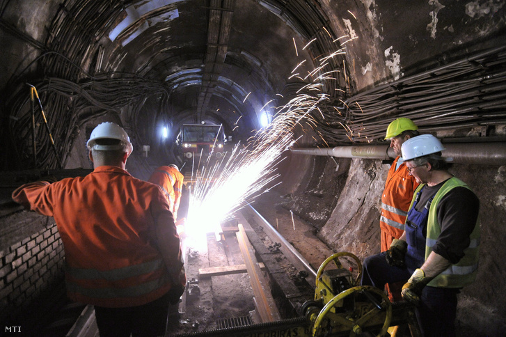 Vágják a sínszálakat a 3-as metró alagútjában a Deák téri metróállomás közelében 2013. február 13-án.