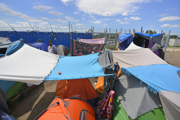 Menekültek sátortábora a vajdasági Kelebiánál a szerb-magyar határ közelében.