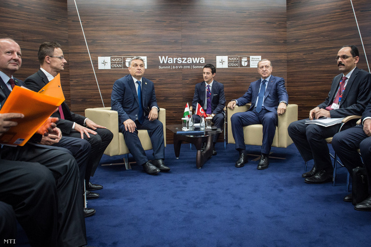 Orbán Viktor miniszterelnök (b3) és Recep Tayyip Erdogan török elnök (j2) kétoldalú találkozója a NATO-tagállamok varsói csúcstalálkozója keretében