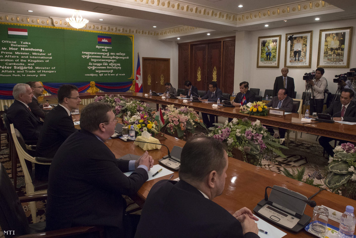 Szijjártó Péter külgazdasági és külügyminiszter (b3) megbeszélést folytat Hor Namhong kambodzsai külügyminiszterrel (szemben j2) Phnompenhben 2016. január 14-én.