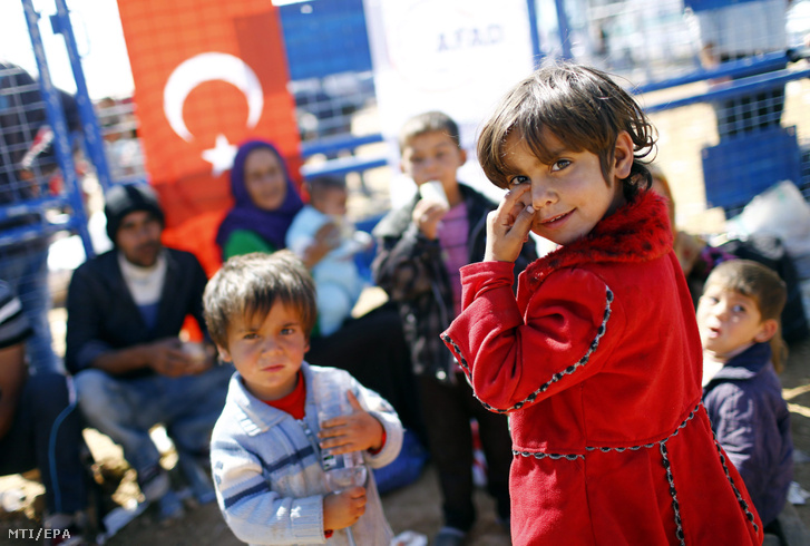 Szíriai menekült gyerekek a szíriai-török határon a délkelet-törökországi Sanliurfában.
