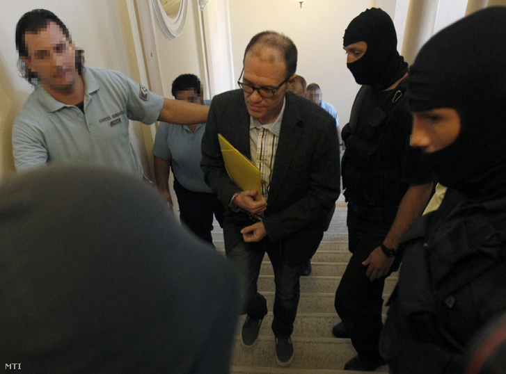 Tarsoly Csaba vádlottat vezetik a tárgyalóterembe az ellene és társai ellen indított büntetõper tárgyalására a Fõvárosi Törvényszéken 2016. július 12-én.