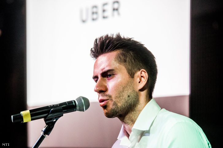 Fekete Zoltán, az Uber magyarországi operatív igazgatója sajtótájékoztatót tart a budapesti Akvárium Klubban 2016. július 13-án. Bejelentette hogy a közösségi személyszállító cég felfüggeszti a szolgáltatást Budapesten július 24-én amikor életbe lép a működését ellehetetlenítő jogszabály.