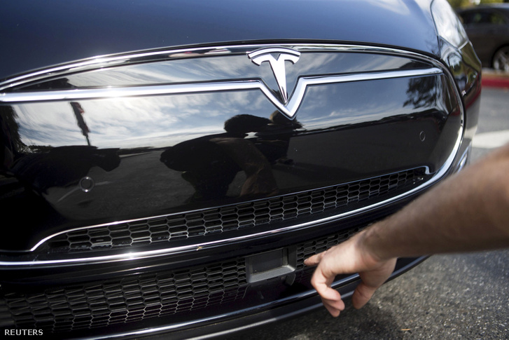 A Tesla radarja és érzékelői jeleznek az útviszonyról és a többi autóról