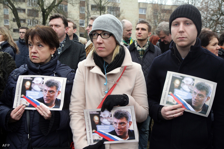 Résztvevők a Borisz Nyemcov volt orosz miniszterelnök-helyettes és ellenzéki vezető elleni merénylet első évfordulója alkalmából rendezett moszkvai megemlékezésen 2016. február 27-én.