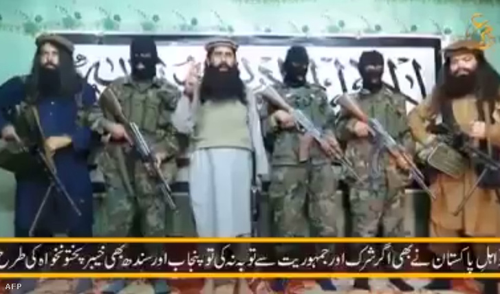 Videóból kivett képkocka pakisztáni tálibok vezetőjükkel, Kalifa Umar Manszúrral (középen)