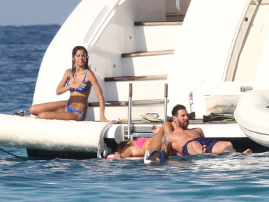 Lehet, hogy Lionel Messi alacsony, de így is jól mutat egy jachton
